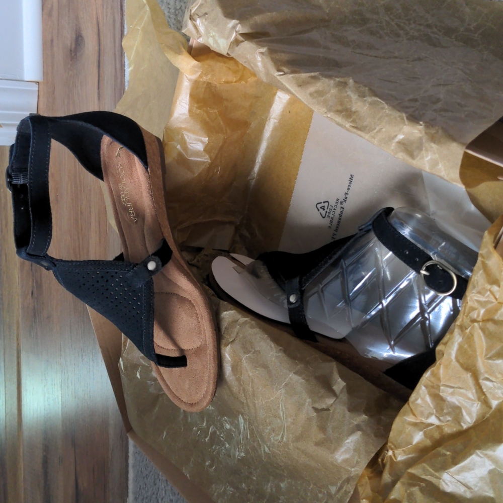NWT in box kookaburra women's sz 5 sandals